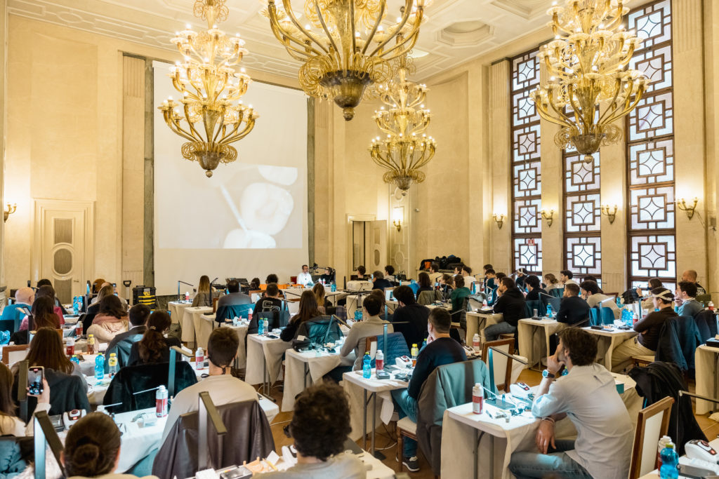 Foto della classe di un percorso q&o corsi, specializzato in odontoiatria conservativa ECM